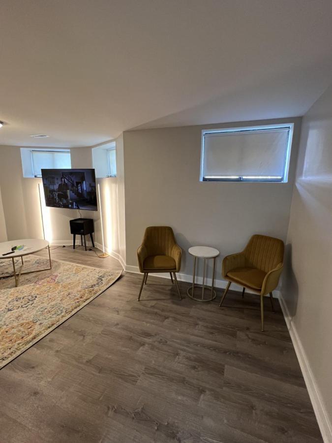 Modern 3 Bedroom Close To Downtown Apartment *