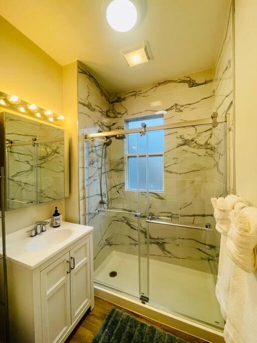 Beautiful 2bd 1ba Apartment *