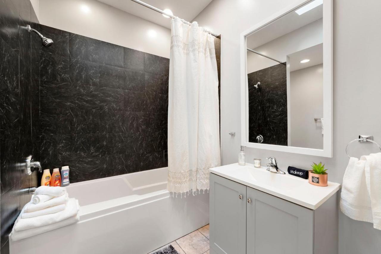 Spacious Luxury Retreat 8 Bed Oasis With 6 Baths Holiday home Chicago