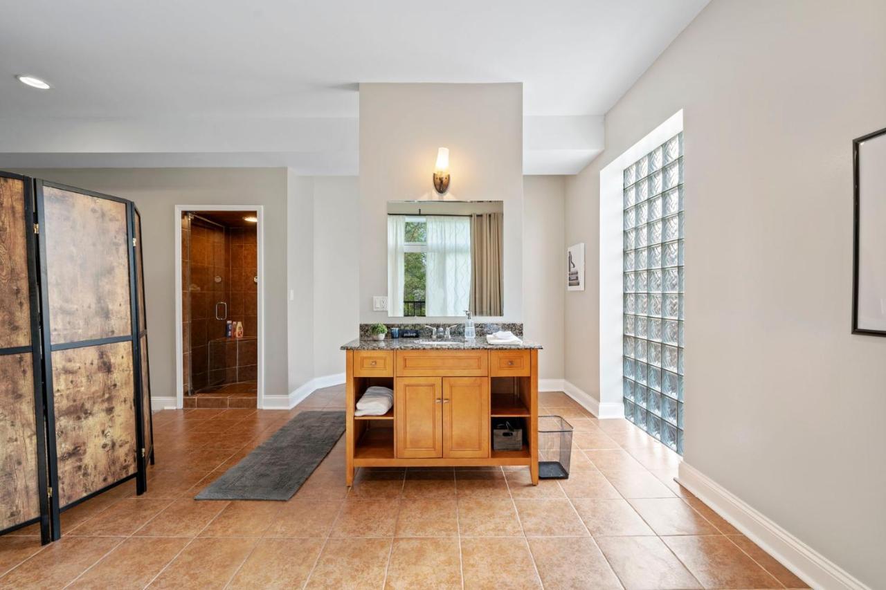 Holiday home Spacious Luxury Retreat 8 Bed Oasis With 6 Baths Chicago