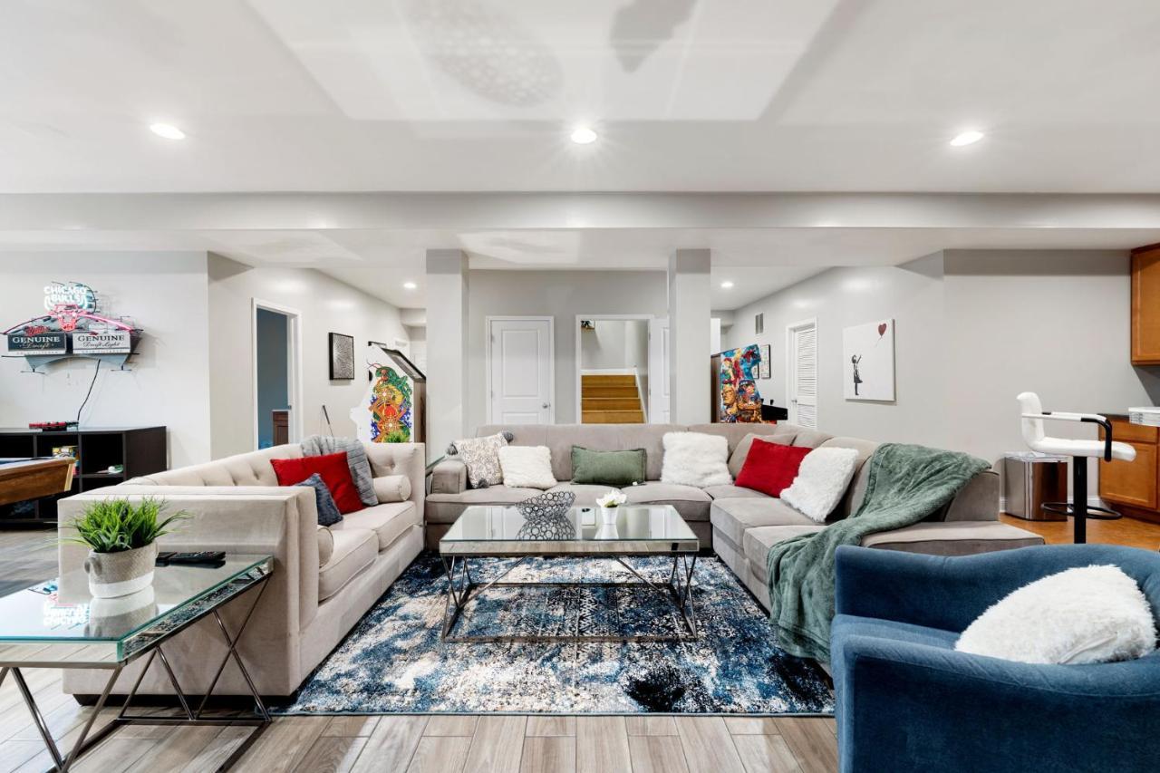 Spacious Luxury Retreat 8 Bed Oasis With 6 Baths Holiday home Chicago