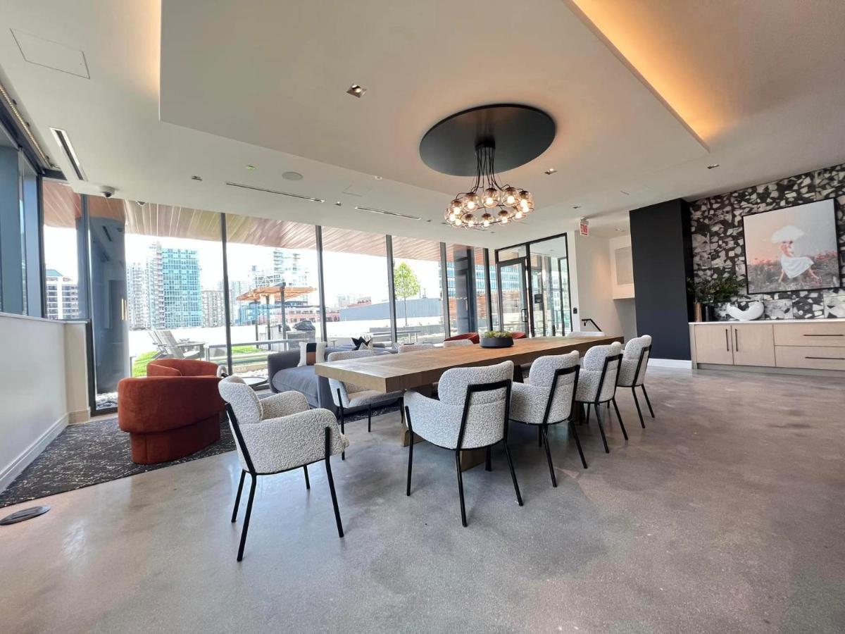 Brand New Luxe Convertible Studio/downtown Views
