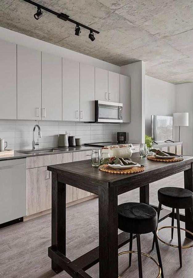 Brand New Luxe Convertible Studio/downtown Views