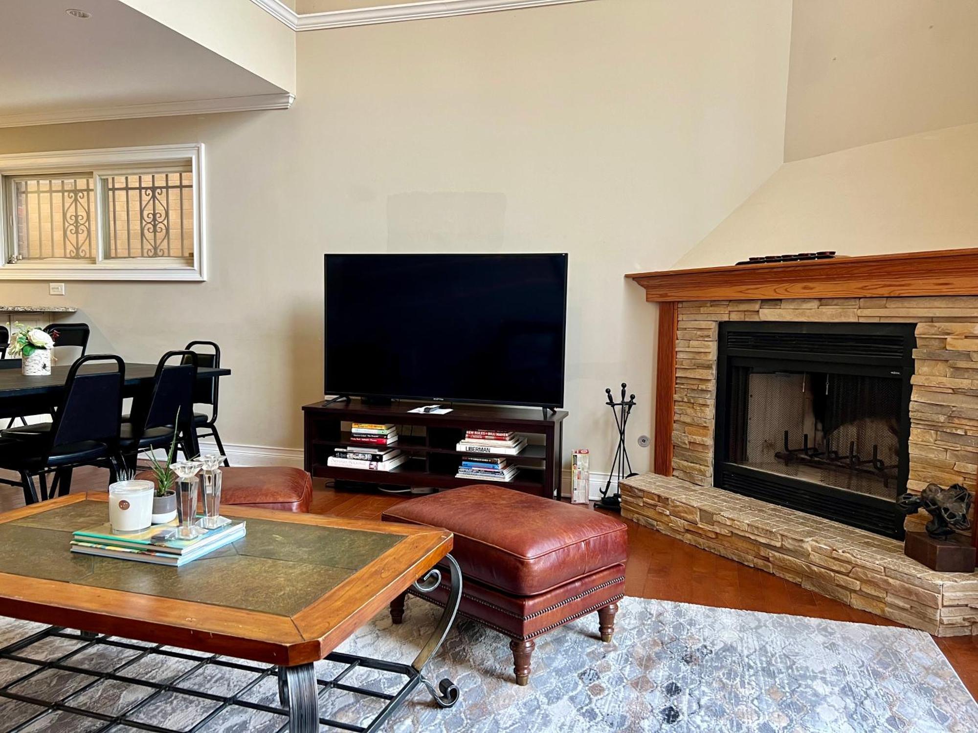 4 Bedroom In Location Parking Fireplace Back Yard Pets Welcome Holiday home