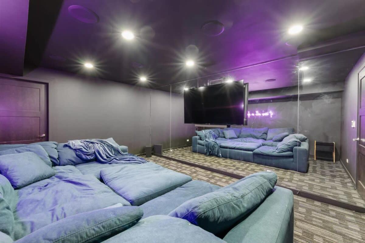 Holiday home 5br 5ba Architectural Estate-theatre Gym Rooftop *