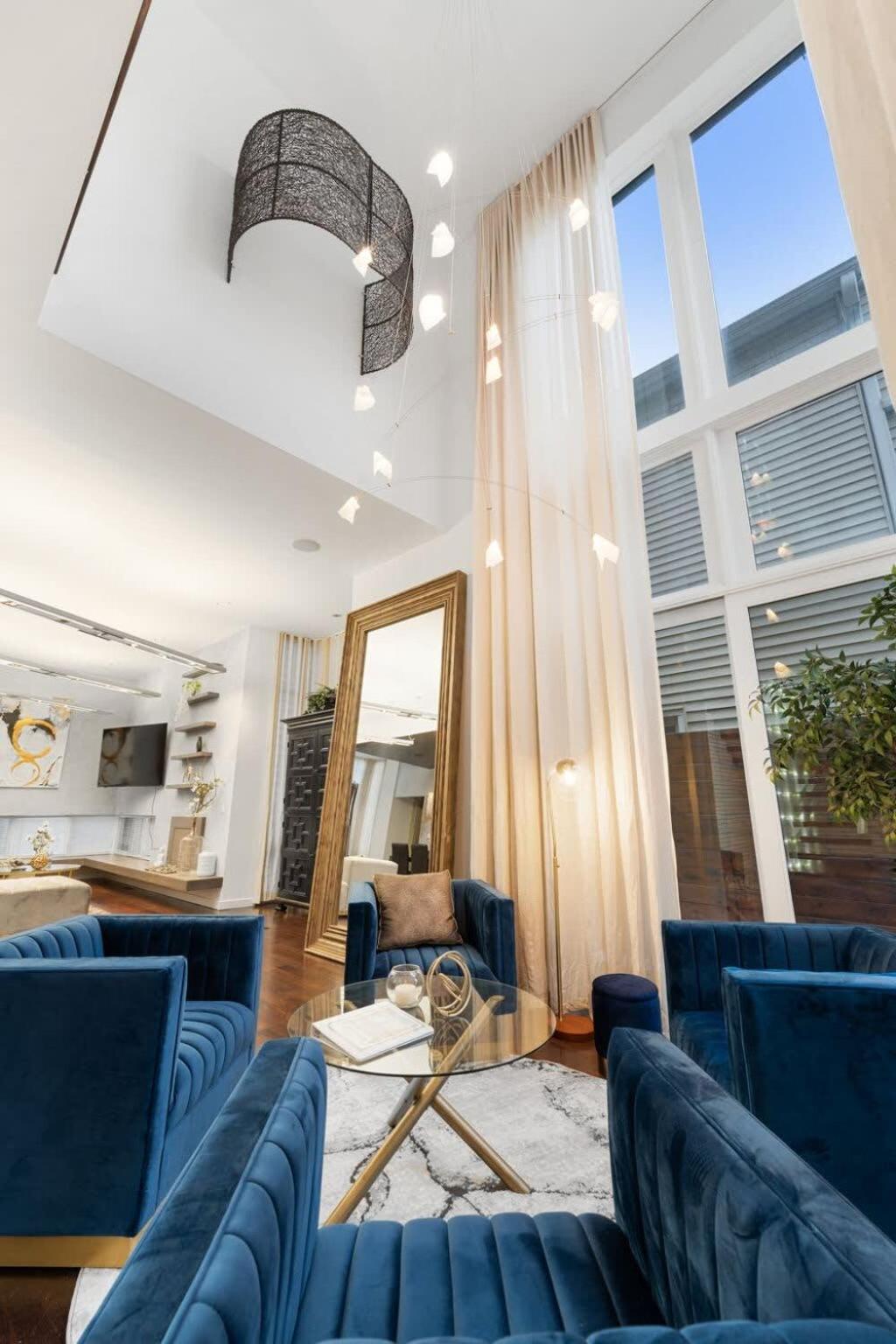 Holiday home 5br 5ba Architectural Estate-theatre Gym Rooftop *