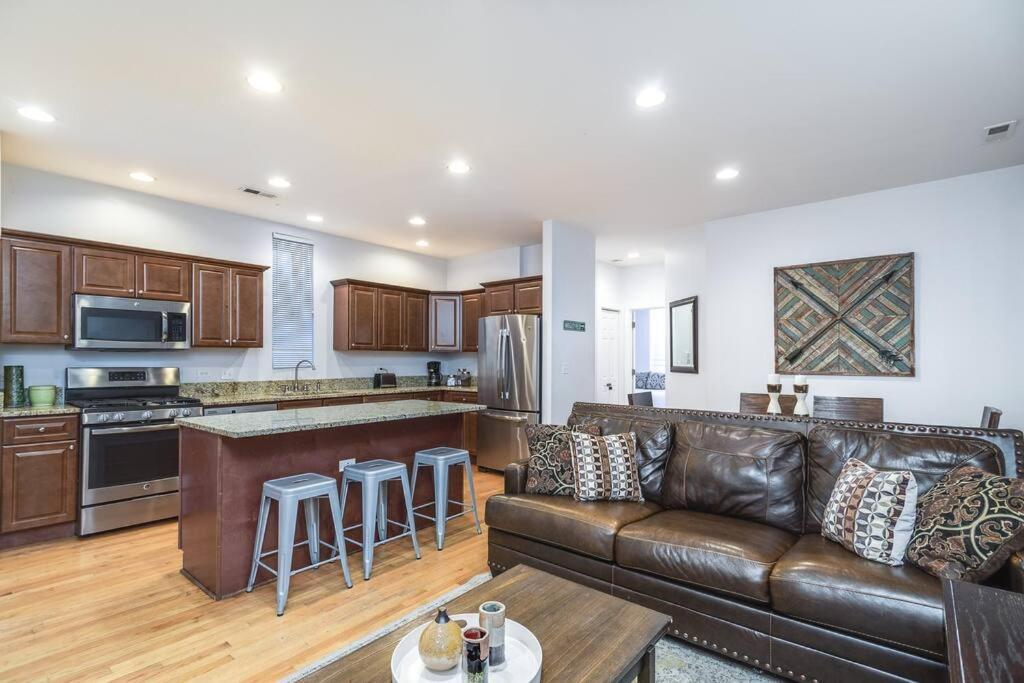 Holiday home Entire Building-walk To Lincoln Park Or The