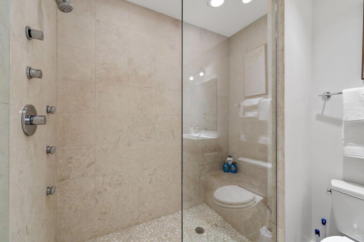 Holiday home Amazing 4br 4ba Oasis W Rooftop & Stunning Design