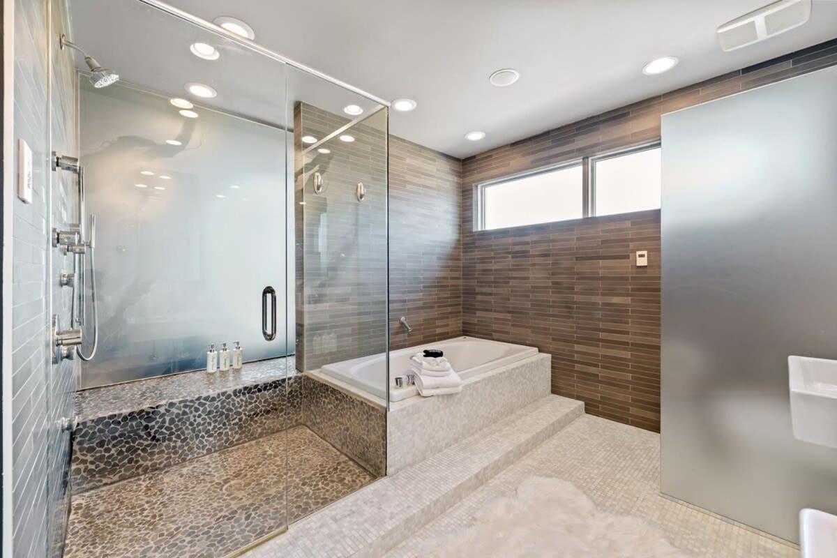 Amazing 4br 4ba Oasis W Rooftop & Stunning Design Holiday home
