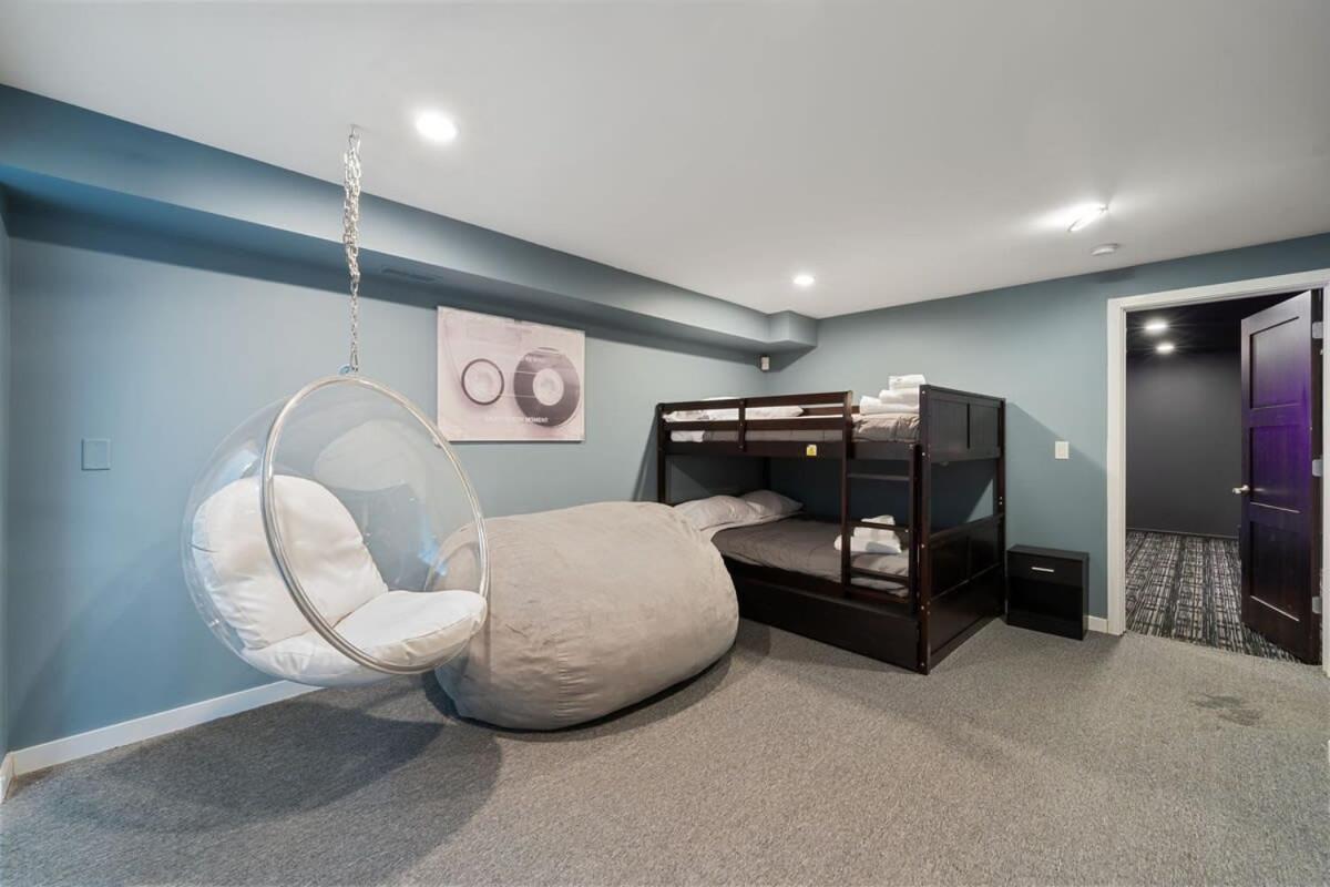 Holiday home 5br 5ba Architectural Estate-theatre Gym Rooftop *