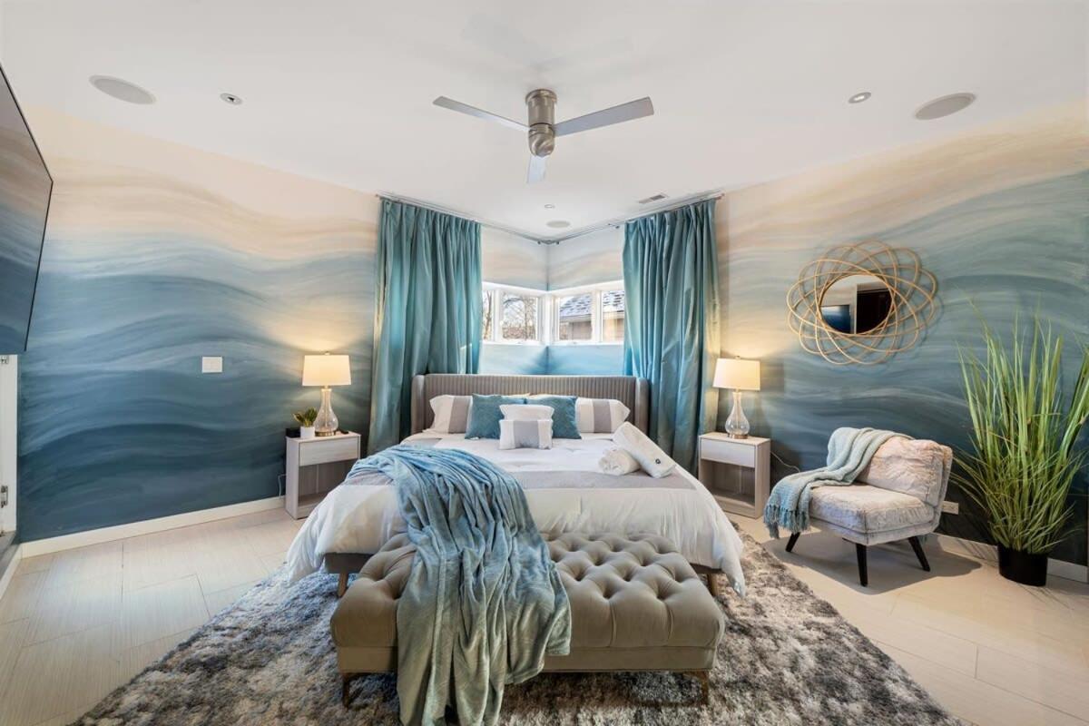 Holiday home 5br 5ba Architectural Estate-theatre Gym Rooftop *