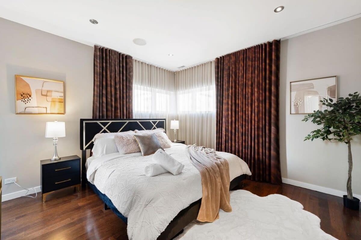 Holiday home 5br 5ba Architectural Estate-theatre Gym Rooftop