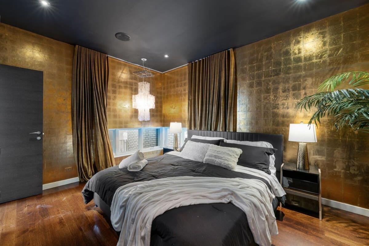 Holiday home 5br 5ba Architectural Estate-theatre Gym Rooftop