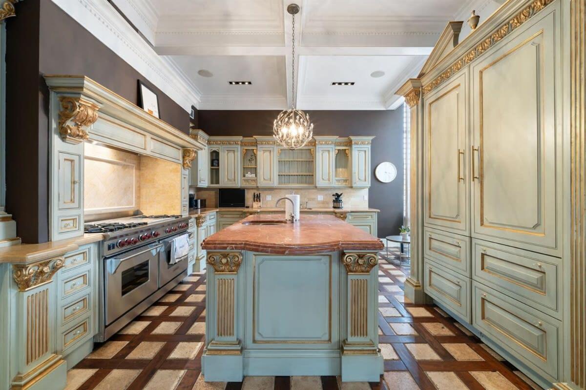 Holiday home 5br 5ba Architectural Estate-theatre Gym Rooftop *