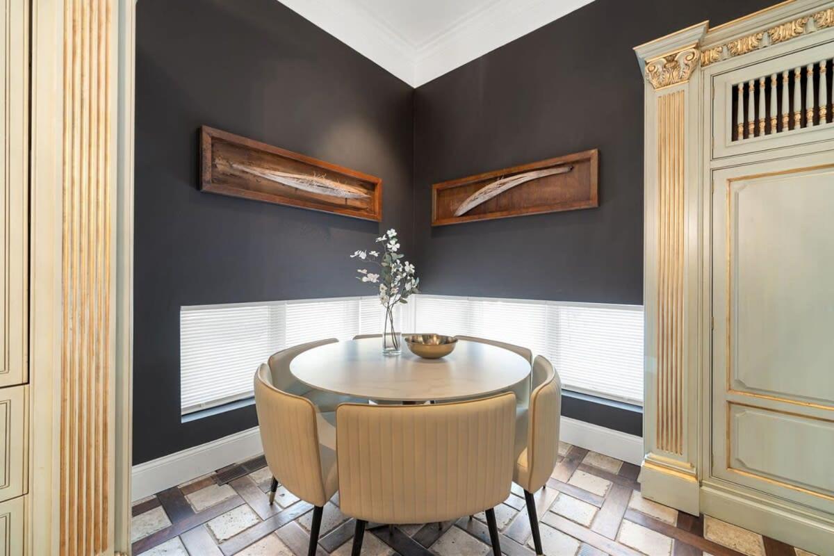 Holiday home 5br 5ba Architectural Estate-theatre Gym Rooftop Chicago