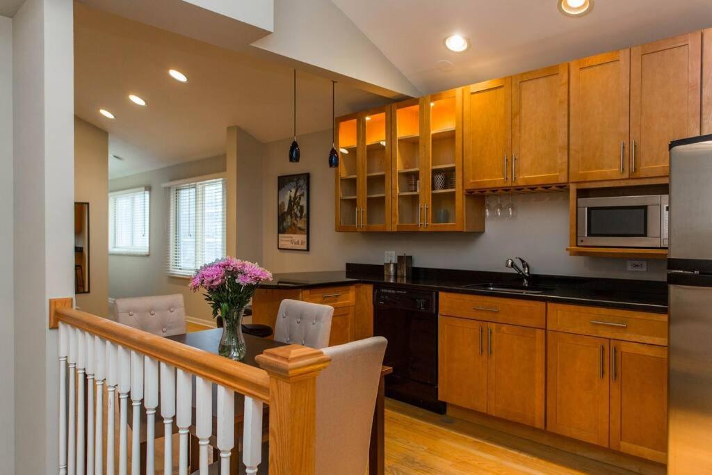 4 Bedroom In Location Parking Fireplace Back Yard Pets Welcome Holiday home Chicago