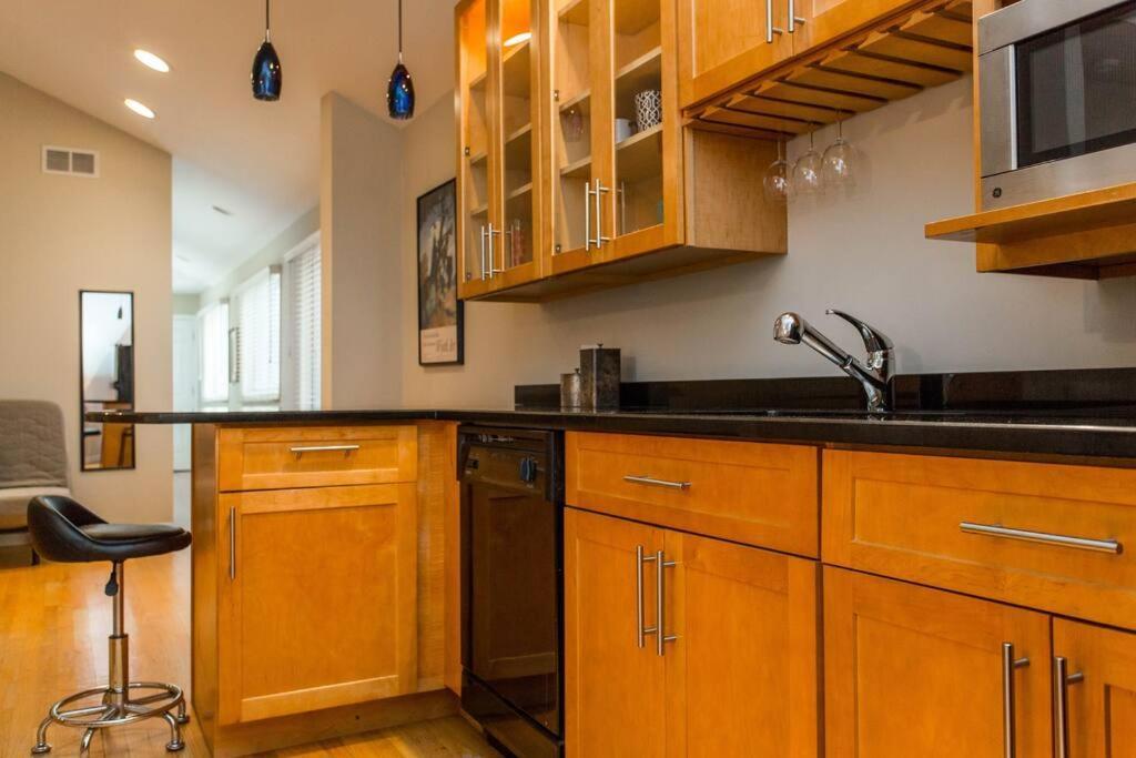 4 Bedroom In Location Parking Fireplace Back Yard Pets Welcome Holiday home Chicago