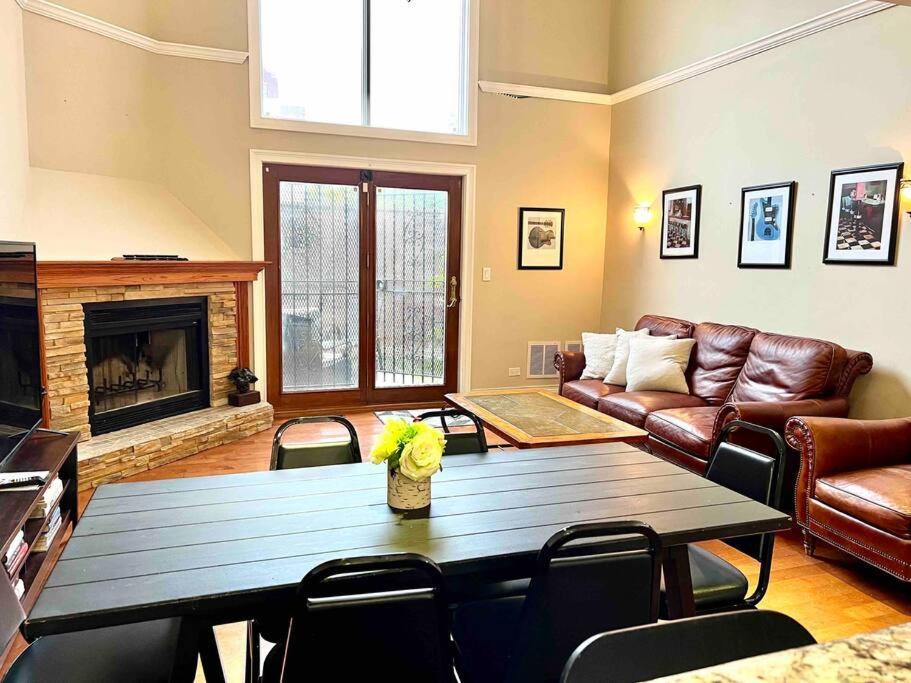 4 Bedroom In Location Parking Fireplace Back Yard Pets Welcome *