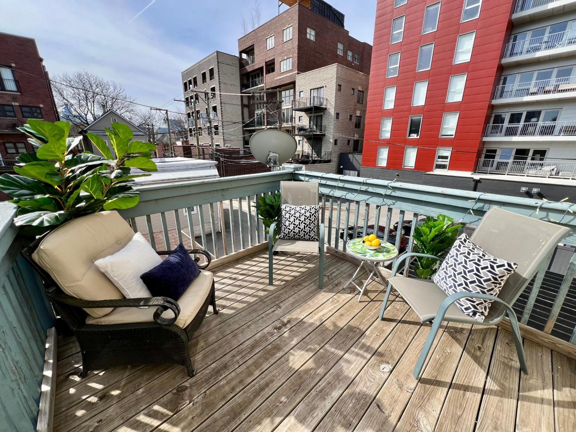 4 Bedroom In Location Parking Fireplace Back Yard Pets Welcome *