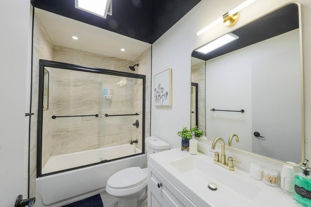 Mccormick 6br/4ba Luxury For Groups Up To 12 Guests With Optional Parking And Gym Access Apartment Chicago