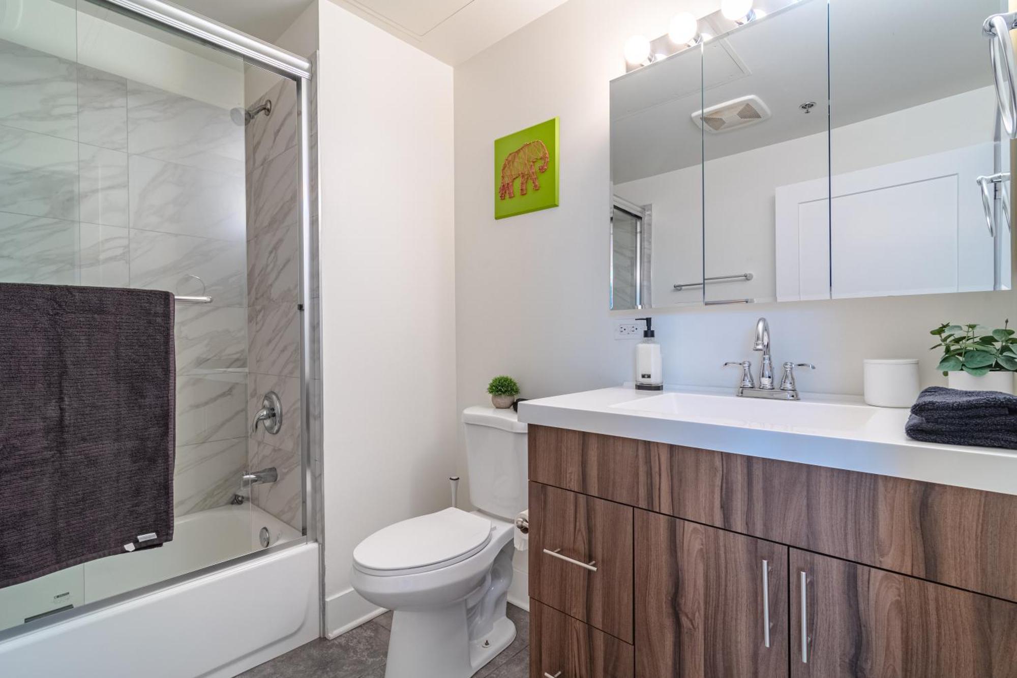 Modern 2br Loft With Amazing Skyline View And Optional Parking For 8 Guests Near Mccormick Place And Soldier Field
