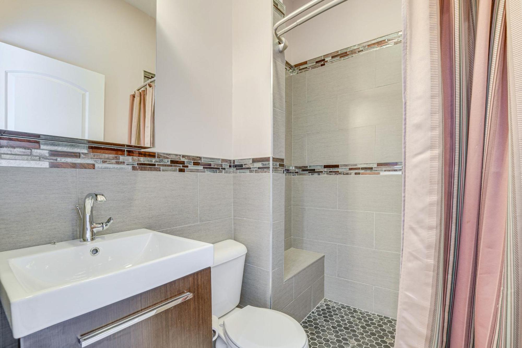 Spacious With Deck About 3 Mi To Downtown Chicago! Apartment *