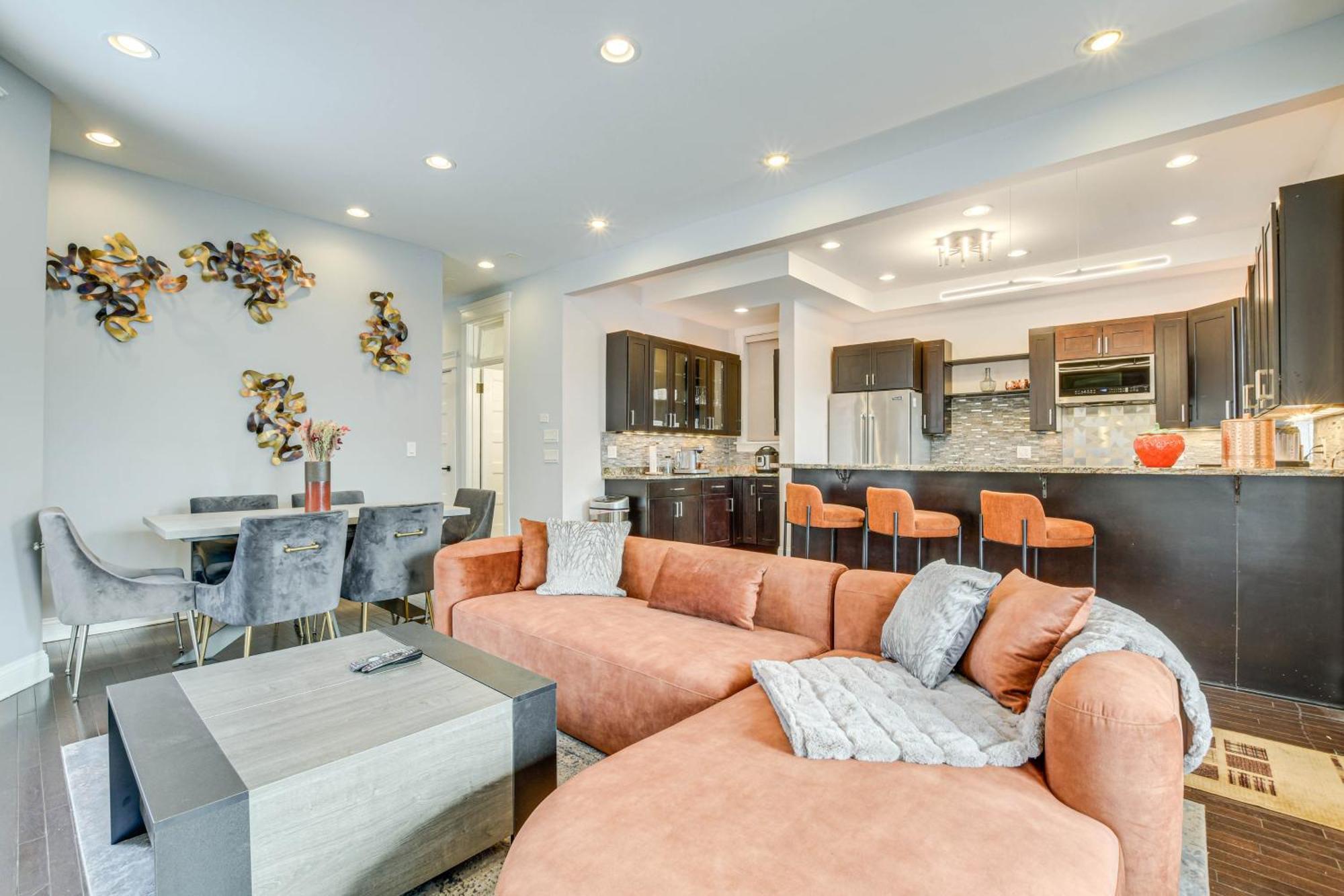 Spacious With Deck About 3 Mi To Downtown Chicago!
