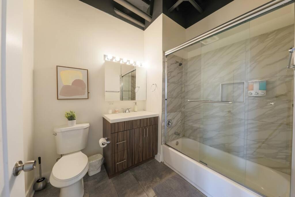 Mccormick 2br-2ba For Up To 8 Guests With Optional Parking & Gym Access *