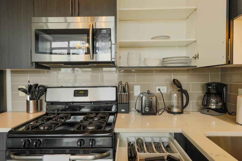Mccormick 2br-2ba For Up To 8 Guests With Optional Parking & Gym Access