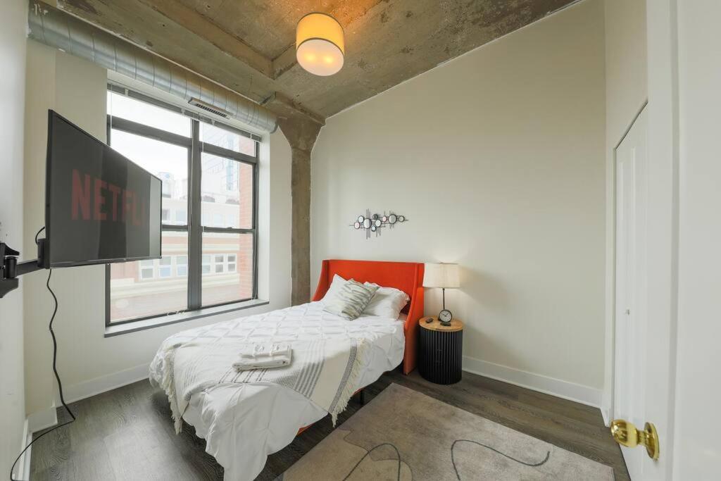 Apartment Mccormick 2br-2ba For Up To 8 Guests With Optional Parking & Gym Access *