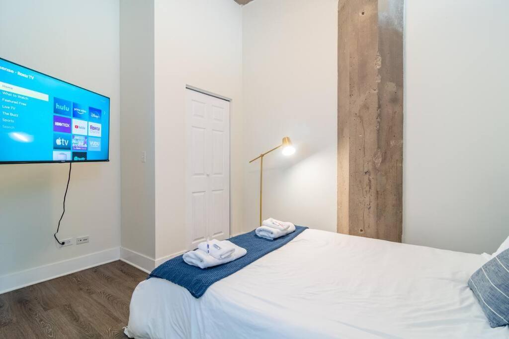 Apartment Mccormick 2br-2ba Unit For Up To 8 Guests With Skyline View, Optional Parking & Gym Chicago