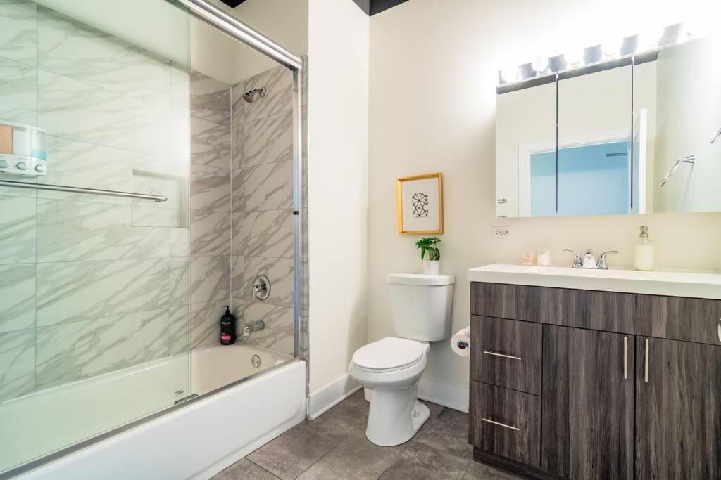 Mccormick 2br-2ba Unit For Up To 8 Guests With Skyline View, Optional Parking & Gym Chicago