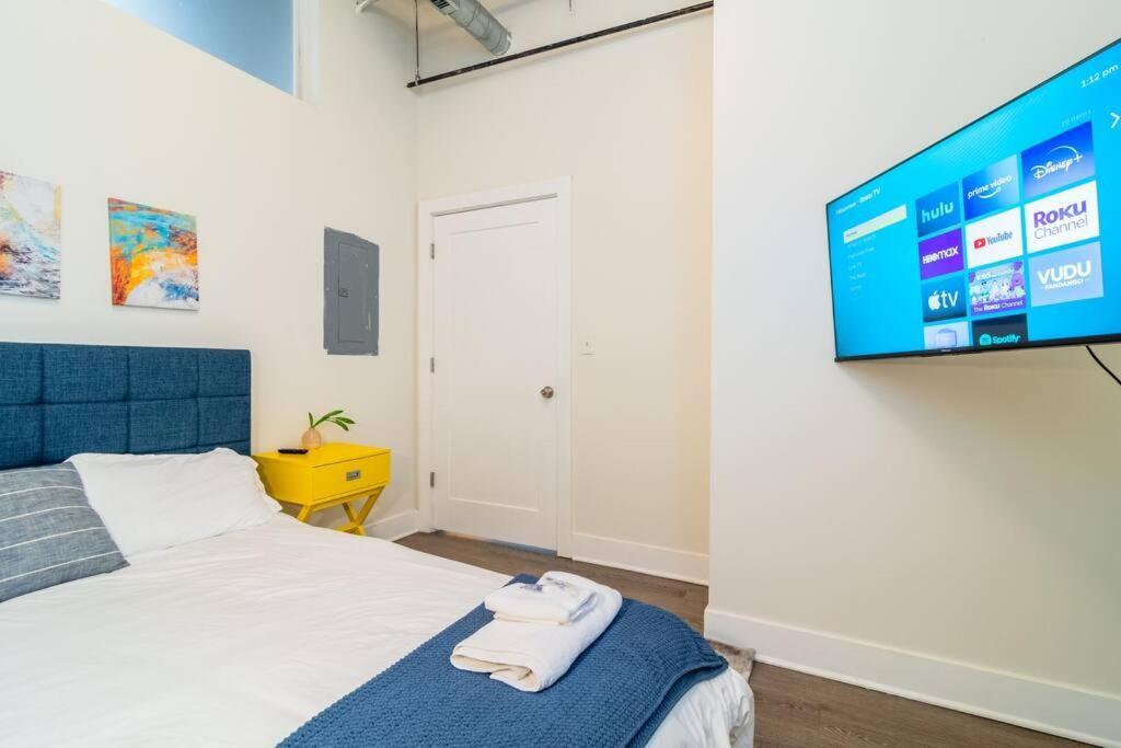 Mccormick 2br-2ba Unit For Up To 8 Guests With Skyline View, Optional Parking & Gym Apartment