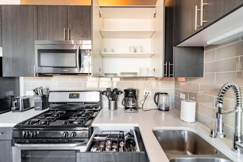 Mccormick 2br-2ba Unit For Up To 8 Guests With Skyline View, Optional Parking & Gym Apartment *
