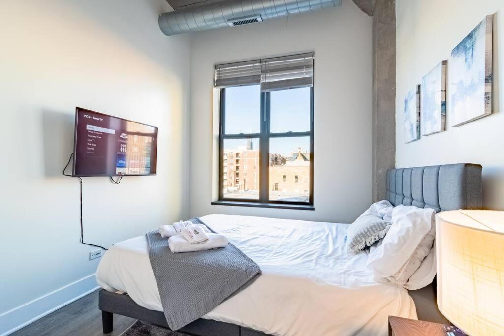 Apartment Mccormick 2br-2ba Unit For Up To 8 Guests With Skyline View, Optional Parking & Gym Chicago
