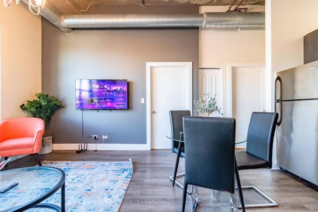 Mccormick 2br-2ba Unit For Up To 8 Guests With Skyline View, Optional Parking & Gym * Chicago