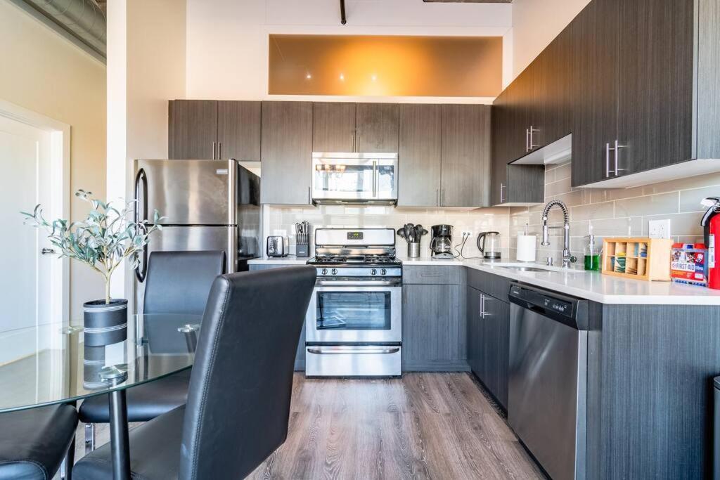 Mccormick 2br-2ba Unit For Up To 8 Guests With Skyline View, Optional Parking & Gym Apartment Chicago