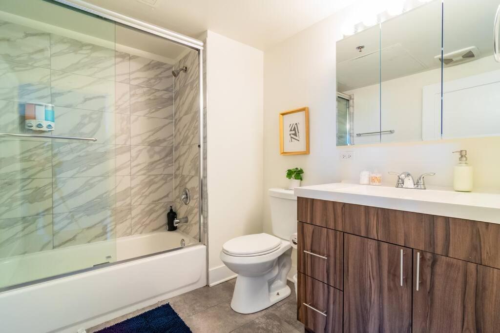 Apartment Mccormick 2br-2ba Unit For Up To 8 Guests With Skyline View, Optional Parking & Gym