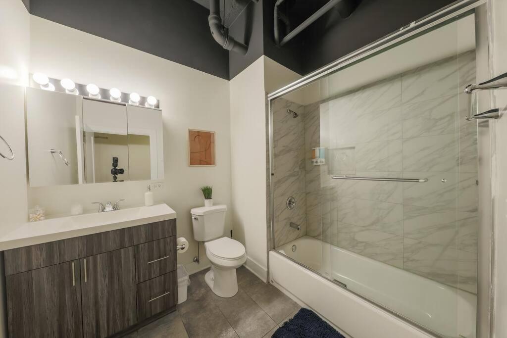 Apartment Mccormick 2b/2ba For Up To 6 Guests With Private Patio, Optional Parking & Gym Chicago