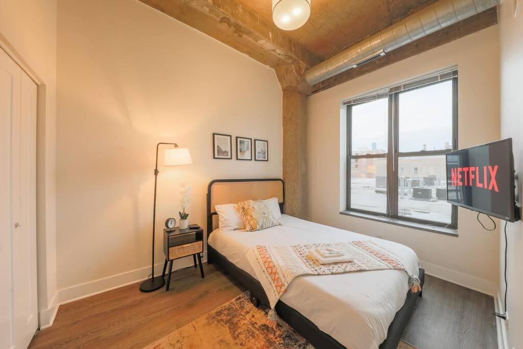 Apartment Mccormick 2b/2ba For Up To 6 Guests With Private Patio, Optional Parking & Gym Chicago
