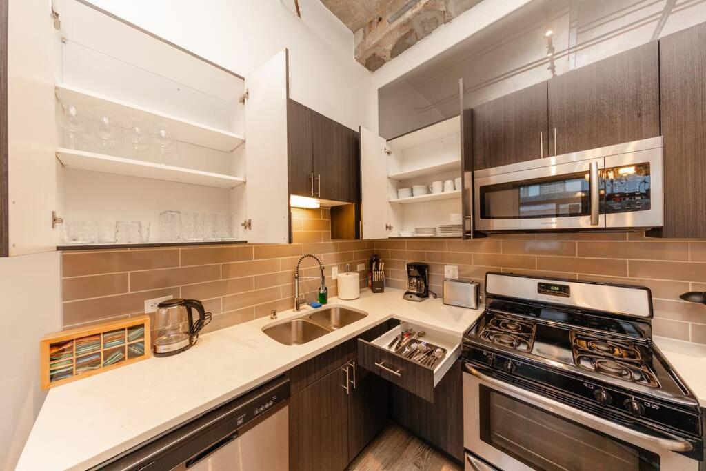 Mccormick 2b/2ba For Up To 6 Guests With Private Patio, Optional Parking & Gym Apartment Chicago