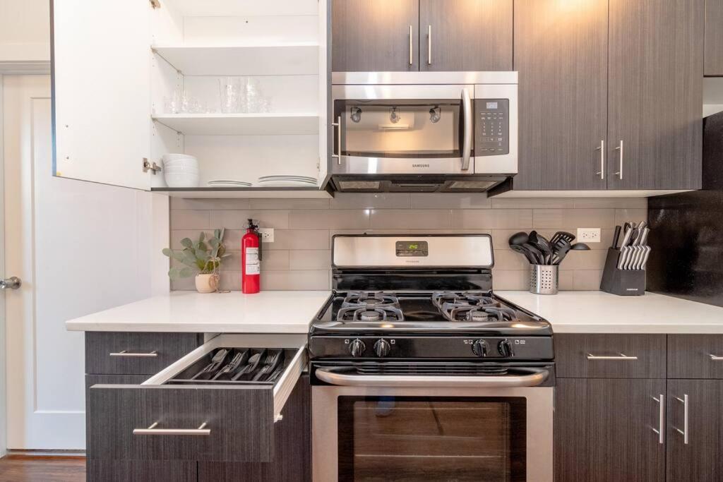 Mccormick Place 3br/2ba With Optional Parking On State Street Apartment