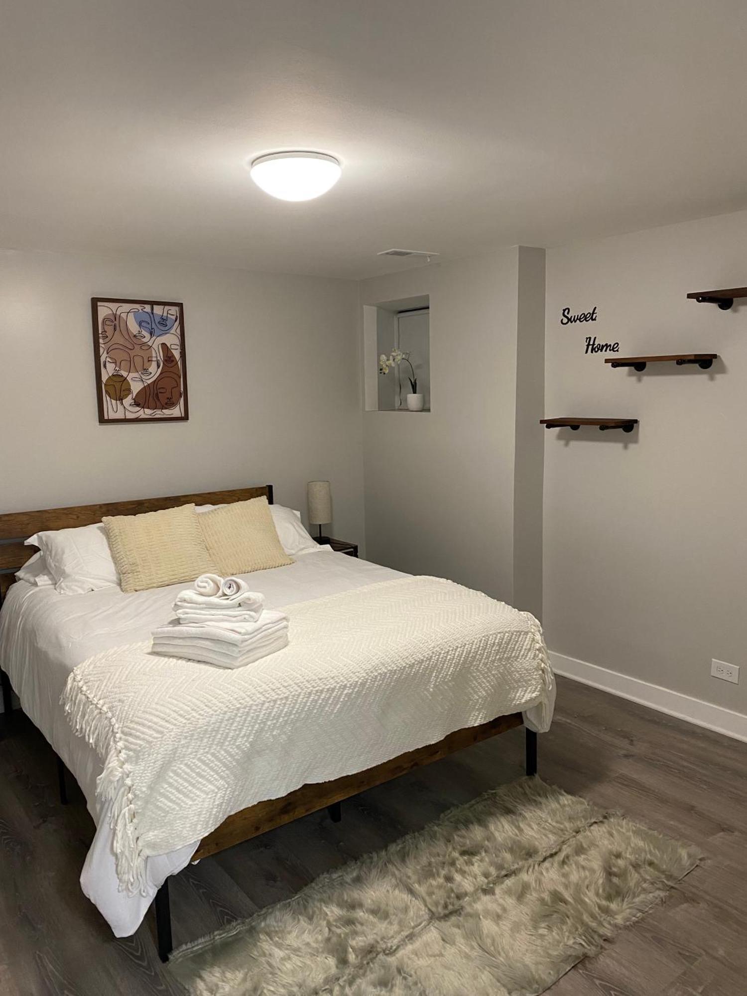Stylish Urban Retreat 3 Bedroom Newly Remodeled Apartment *