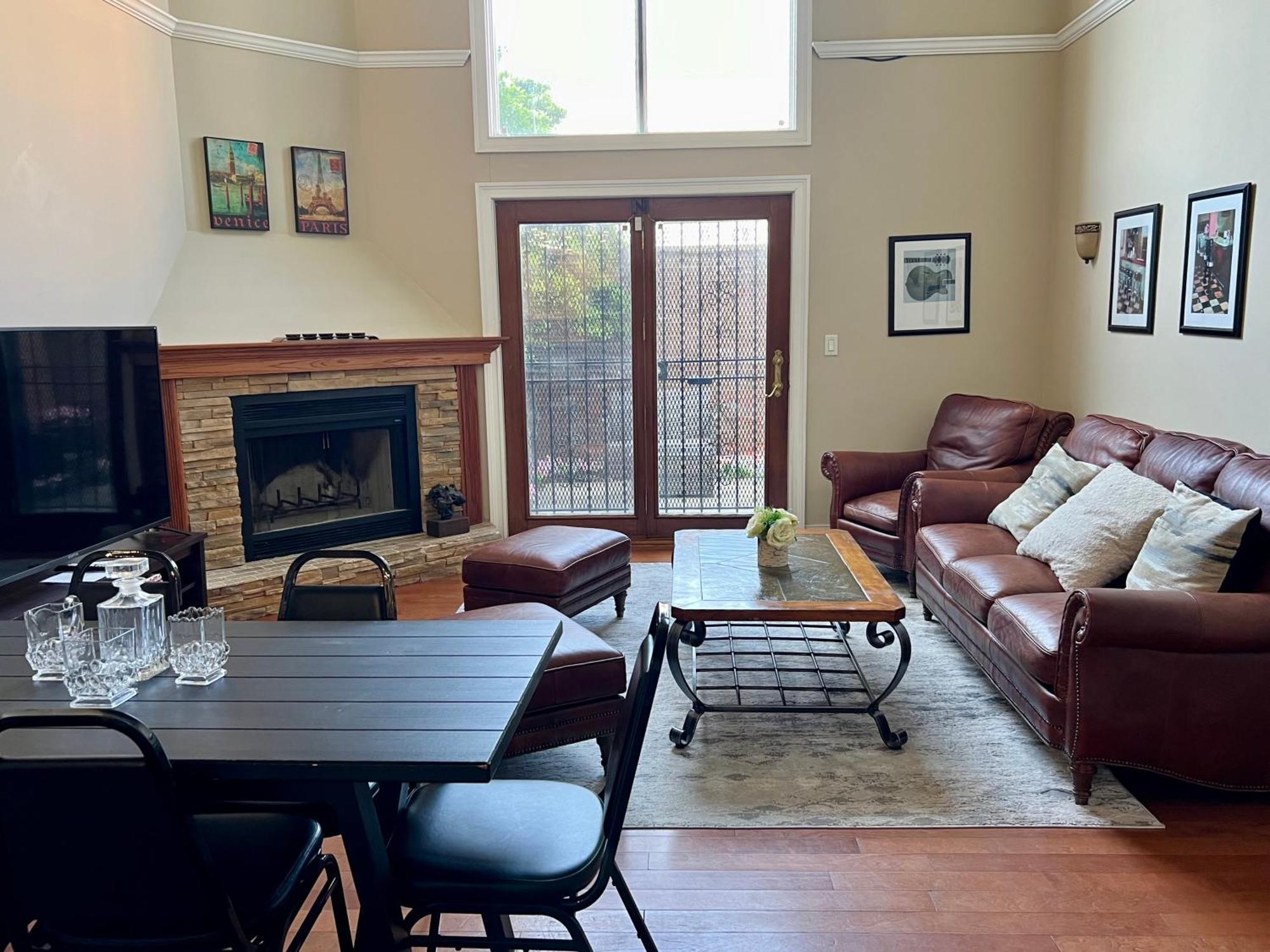 4 Bedroom In Location Parking Fireplace Back Yard Pets Welcome Holiday home Chicago