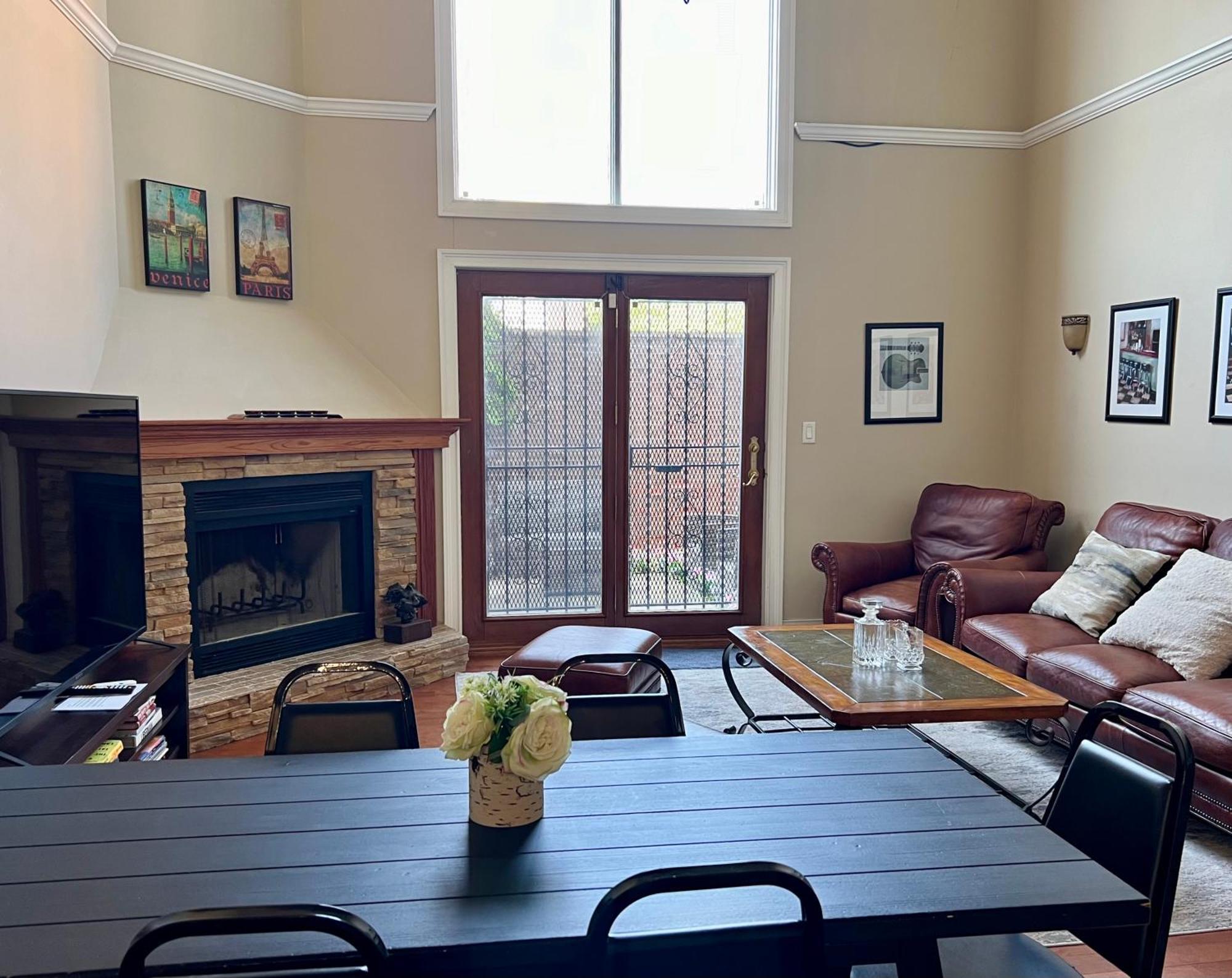 4 Bedroom In Location Parking Fireplace Back Yard Pets Welcome *
