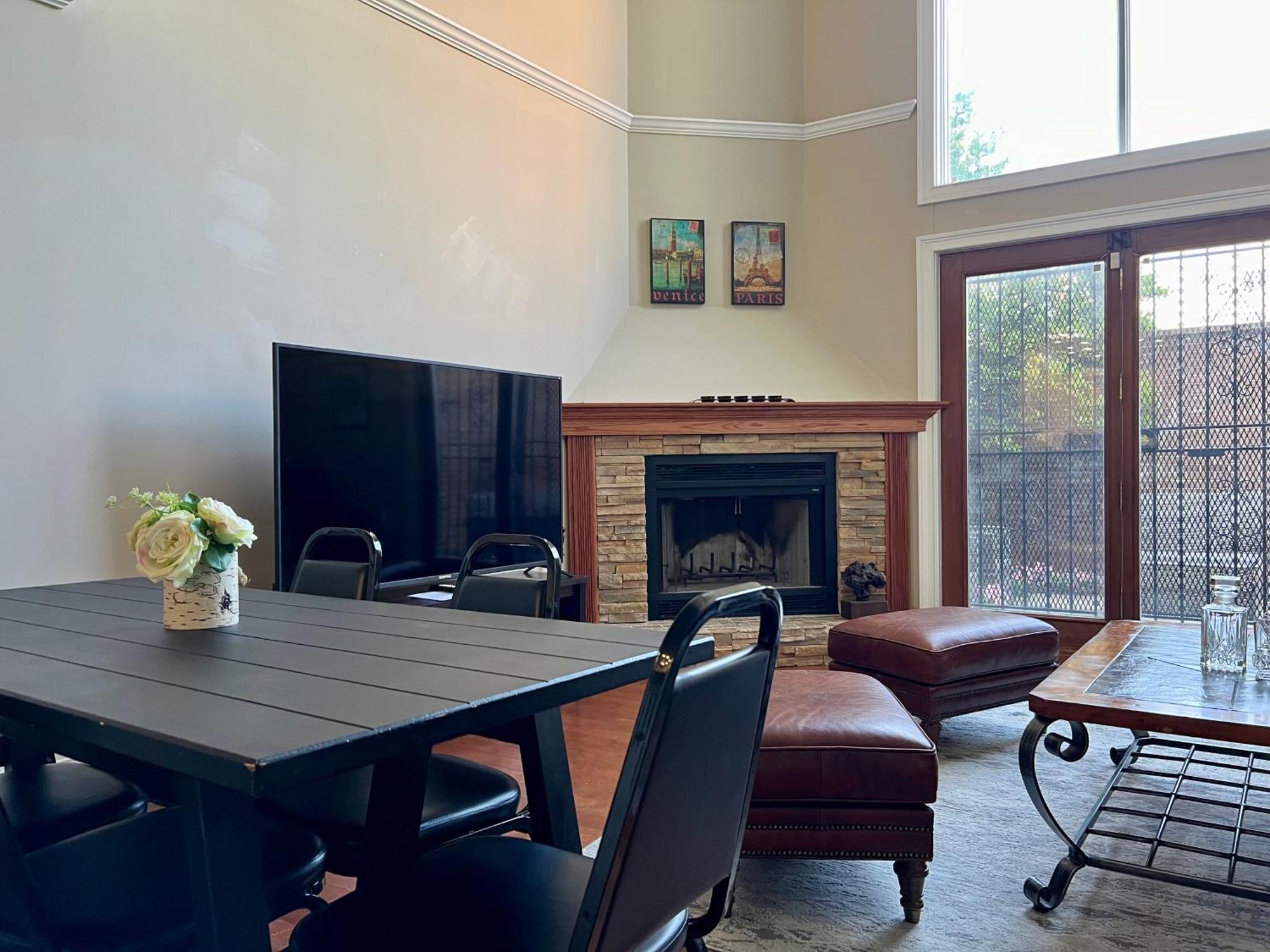 4 Bedroom In Location Parking Fireplace Back Yard Pets Welcome Holiday home