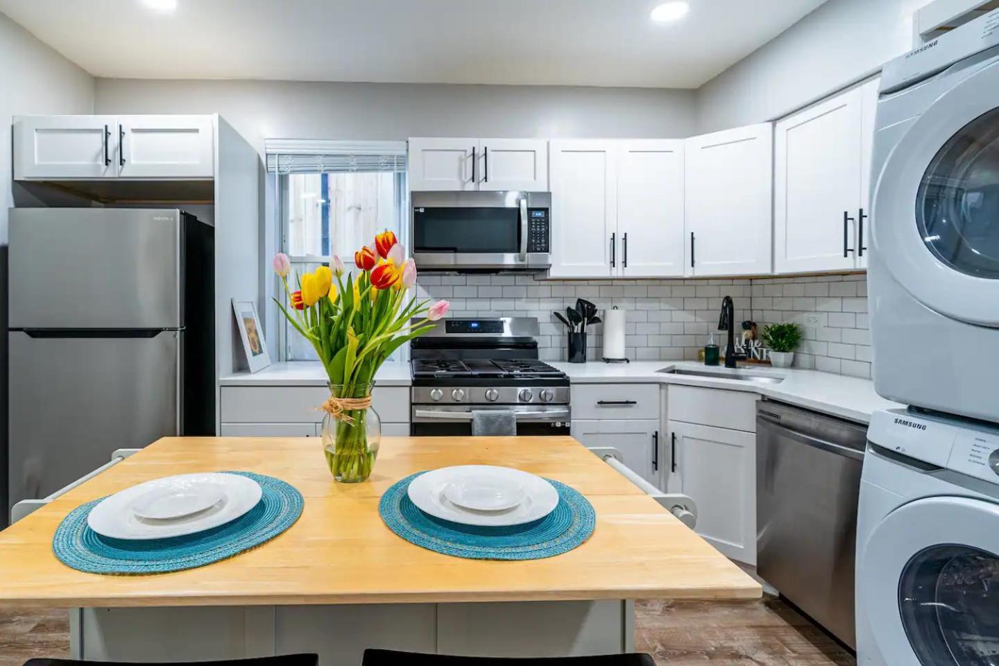 Stylish & Bright Gem Overlooks Lovely Park With Great Amenities * Chicago