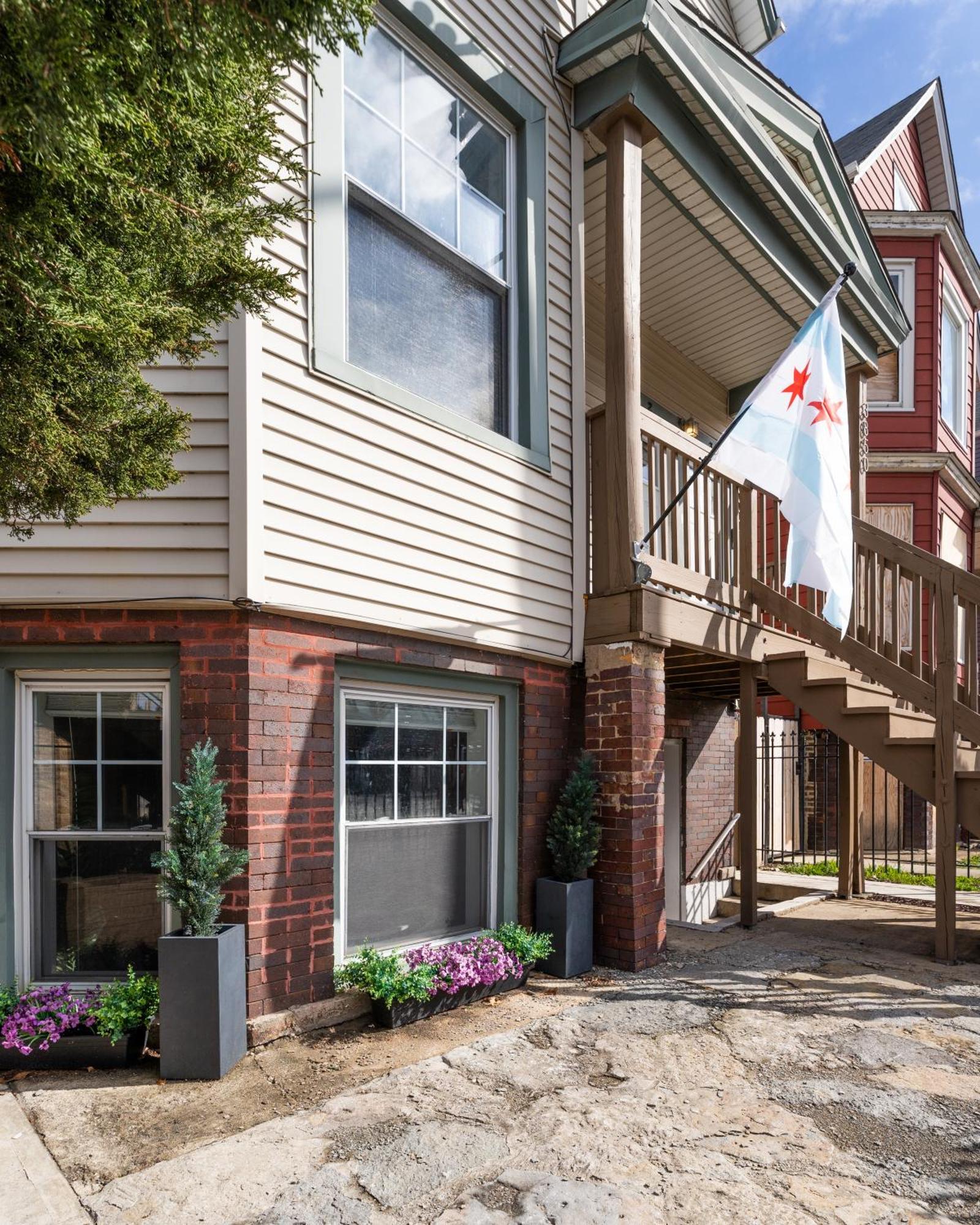 Stylish & Bright Gem Overlooks Lovely Park With Great Amenities Apartment