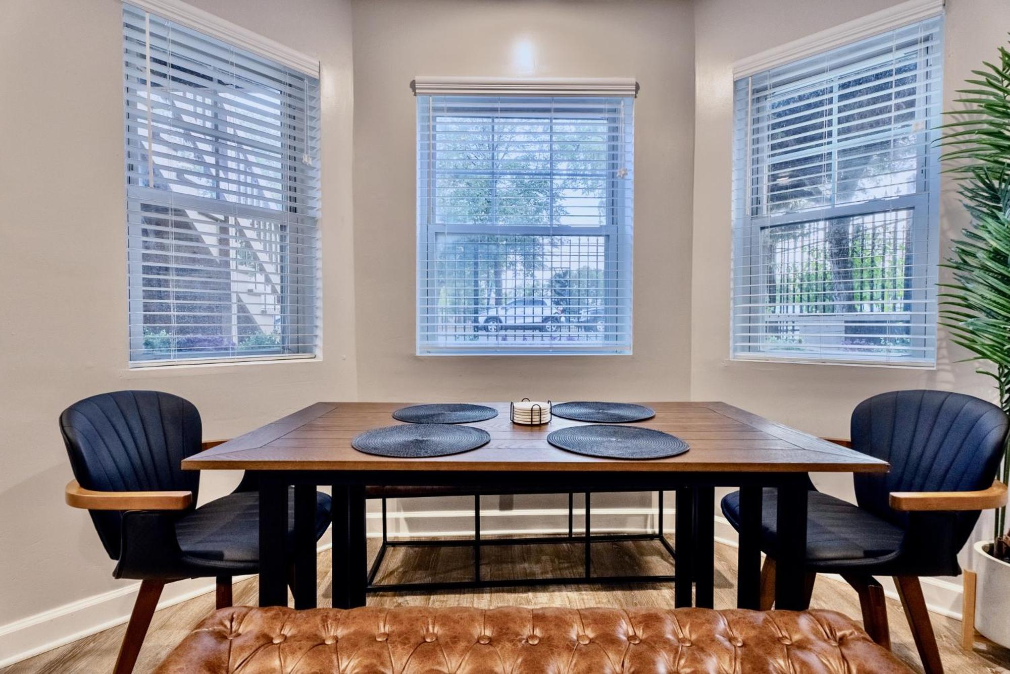 Stylish & Bright Gem Overlooks Lovely Park With Great Amenities Chicago