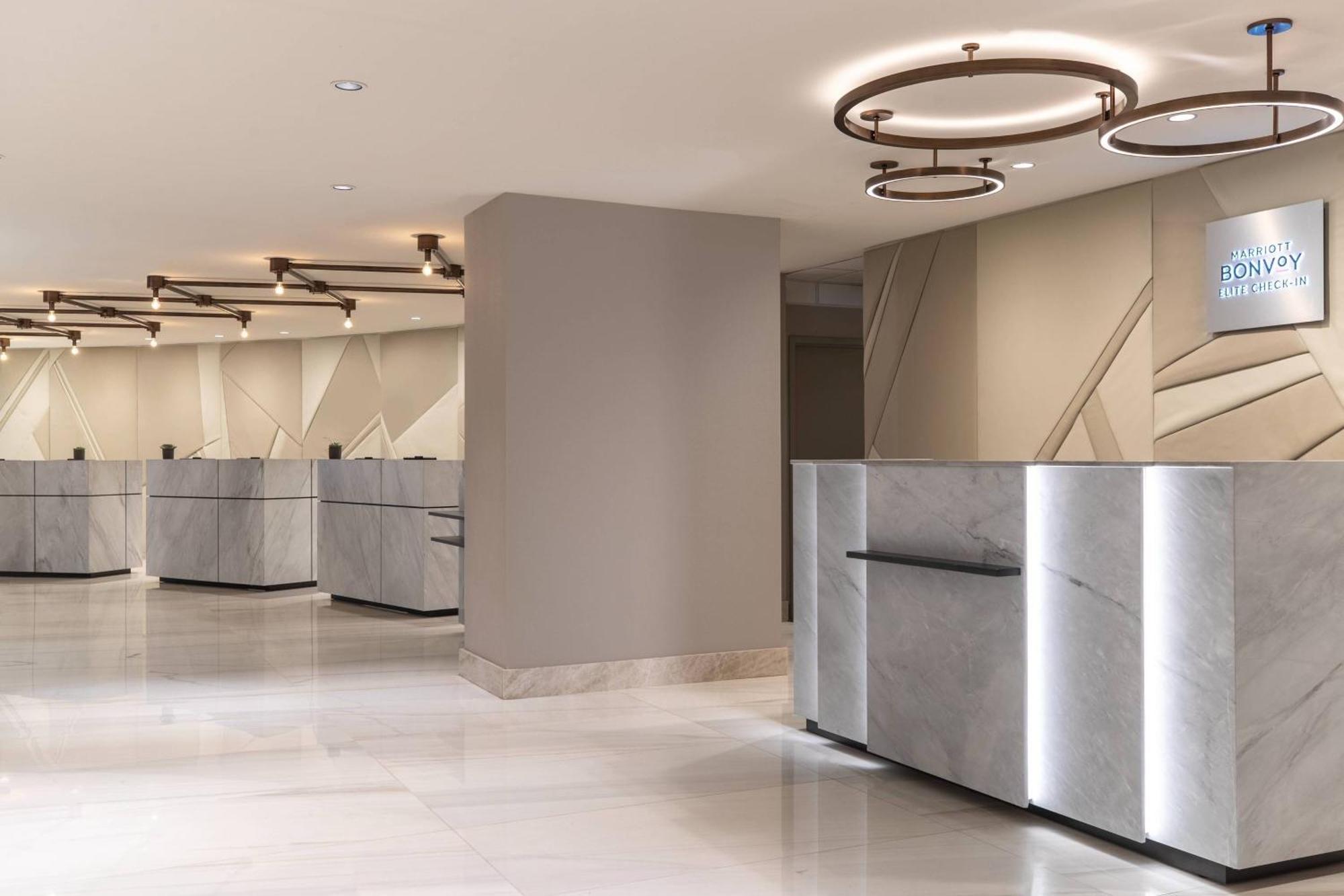 Hotel Marriott Downtown Magnificent Mile 4*